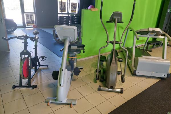 Cardiobereich mit Ergometer, Laufband und Crosswalker